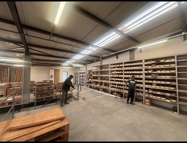 550M² WAREHOUSE TO LET IN STIKLAND INDUSTRIAL